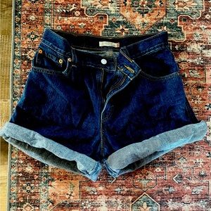 Vintage Levi’s 550 cuffed shorts. Size 8.